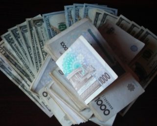 Заработанные доллары теперь можно обналичить только в сумах