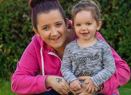 2-летняя девочка прожгла батарейкой пищевод