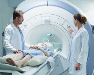 Врачи бросили женщину в томографе