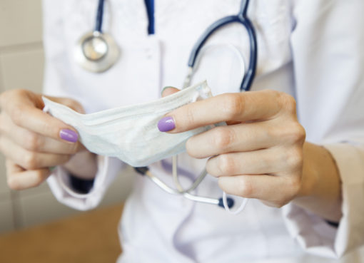 На уколы со своими шприцами? Почему больницы не закупают шприцы и бинты?