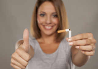 Почему женщинам труднее бросить курить?