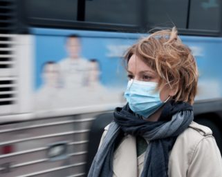 «Бесполезные тряпочки»: какие маски помогут спастись от смога?