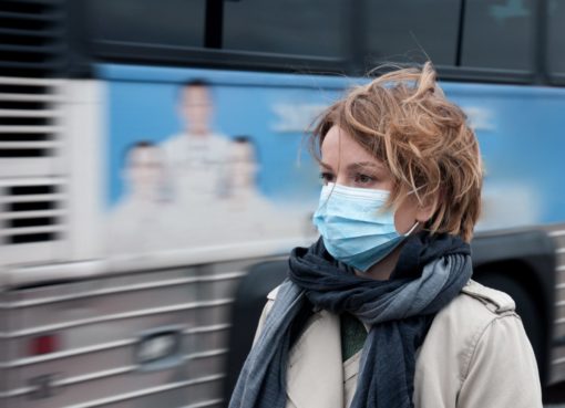 «Бесполезные тряпочки»: какие маски помогут спастись от смога?