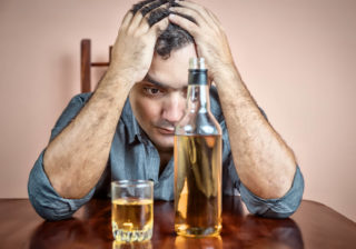 Врач-аддиктолог назвала основные признаки алкоголизма