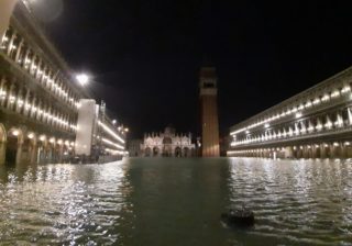 Историческое наводнение в Венеции, затоплено 80% города