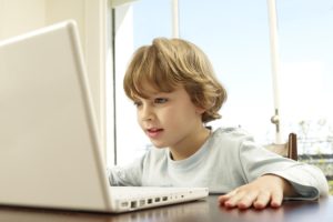 Названо безопасное время использования гаджетов детьми