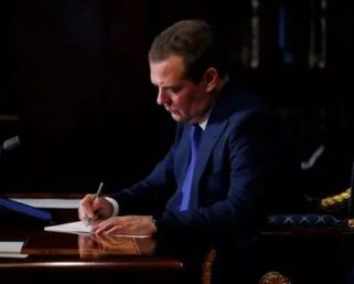 Медведев одобрил идею снизить порог беспошлинного ввоза посылок