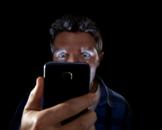 Более 60% людей в мире зависимы от смартфонов