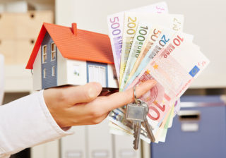 Почему квартиры в России стоят так дорого?