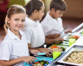 Кто имеет право питаться в школах за счет государства?