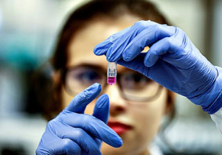 Добровольцы испытывают на себе действие экспериментальной вакцины от COVID-19