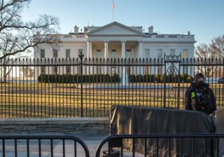 Белый дом на короткое время закрыли из-за протестов