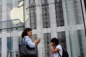 Apple выпустит iPhone без отверстий