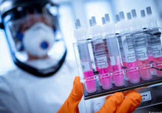 Российская компания будет производить оксфордскую вакцину от COVID-19