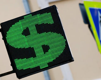 Рубль падает: когда покупать доллар и евро