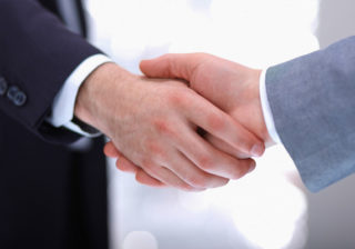 Болезни, которые можно подхватить при рукопожатии