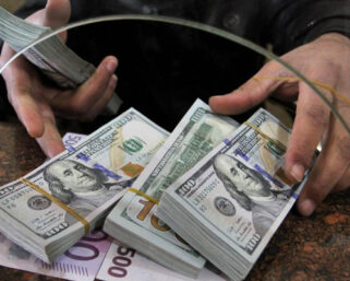 Россияне массово забрали валюту из банков