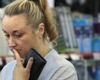 Раскрыты последствия обвала рубля для россиян