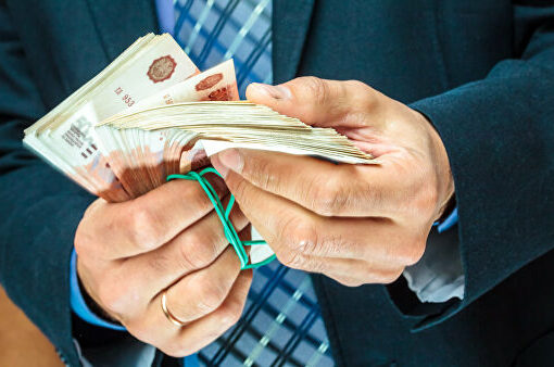 Россиян переводят на «серую» зарплату