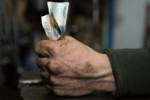 Жители Крыма стали меньше зарабатывать и тратить