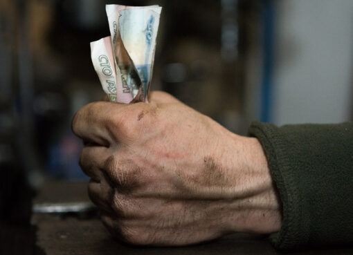 Жители Крыма стали меньше зарабатывать и тратить