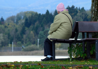 Почему не стоит оставаться в одиночестве после 50 лет