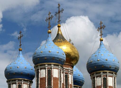 Почему женщина надевает платок в храме?