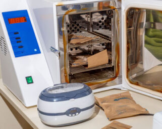 Классический обрезной маникюр: особенности и плюсы процедуры, нужные инструменты, описание технологии