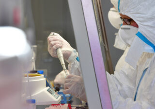 В Роспотребнадзоре оценили опасность мутации коронавируса