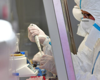 В Роспотребнадзоре оценили опасность мутации коронавируса