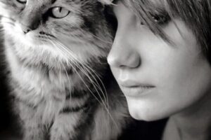 Почему одинокие женщины заводят кошек, а не собак?