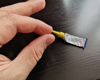 Почему суперклей не приклеивается к тюбику?
