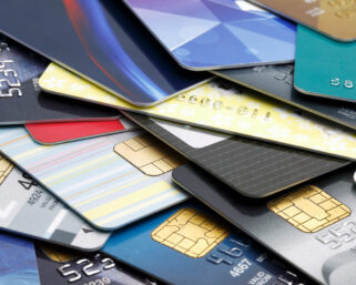 Как выбрать кредитную карту: на что обратить внимание, преимущества получения банковского продукта от компании «ВЗО»